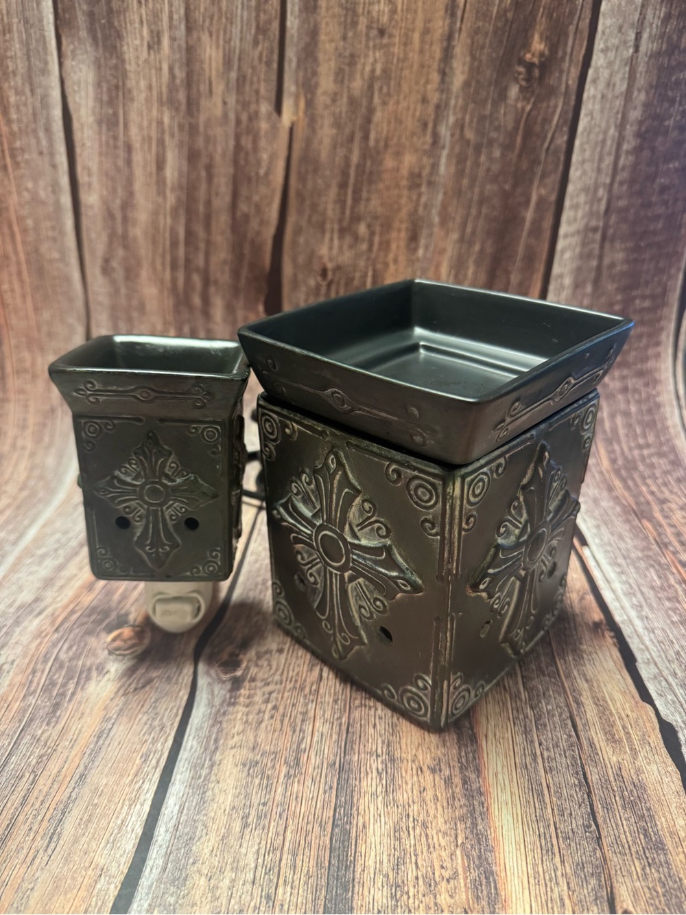 Preowned Scentsy Full Size Warmer and Plug in Warmer With Cross Item #PHK7603